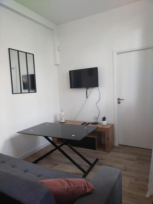 Апартаменты 2 Piece Avec Terrasse Ensoleille Сюрен Экстерьер фото