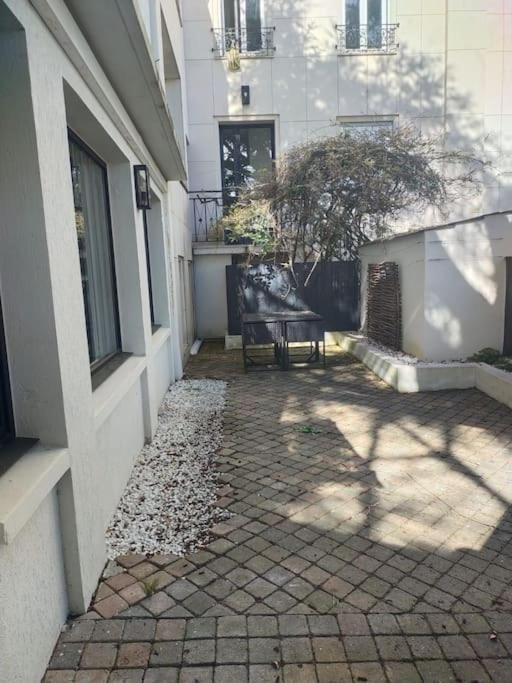 Апартаменты 2 Piece Avec Terrasse Ensoleille Сюрен Экстерьер фото
